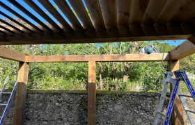 Modification pergola pour la mise en place d’une cuisine d’été et habillage escalier à Valence